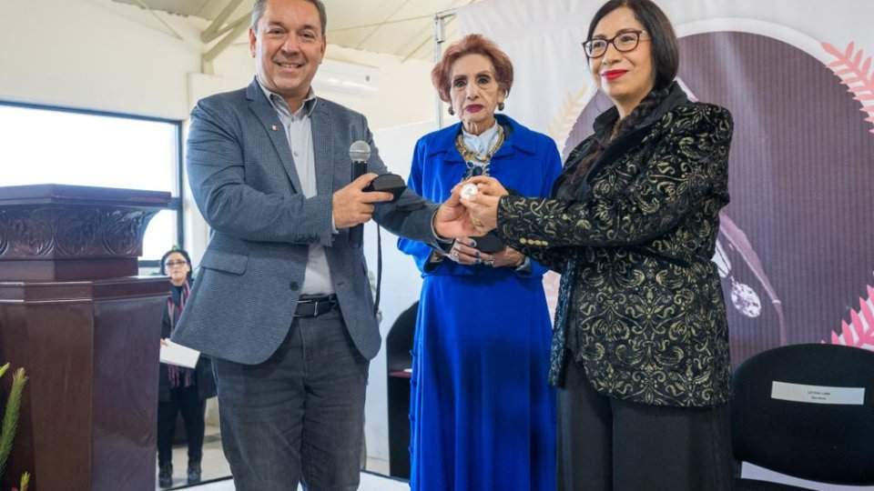 Preside secretario Aarón Grageda entrega de la medalla de excelencia a la escritora y poeta Leticia Luna