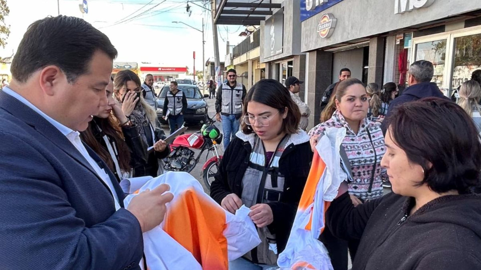 Supervisa Contraloría Sonora entrega de uniformes escolares