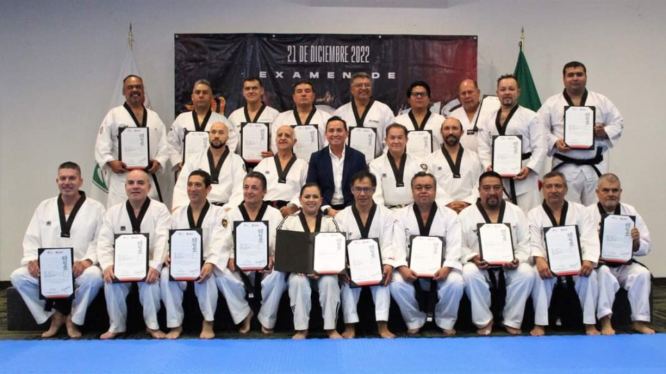 Profesor sonorense de TKD pasa examen de cintas negras