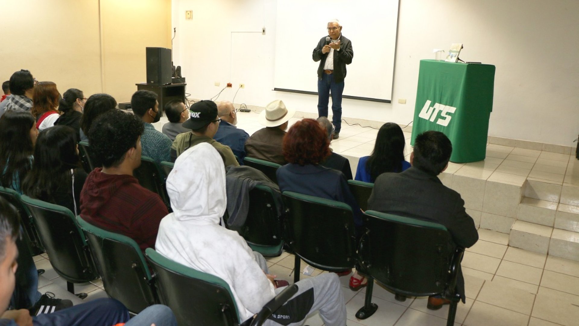 La lectura es fundamental en la formación de profesionistas exitosos: rector de la UTS