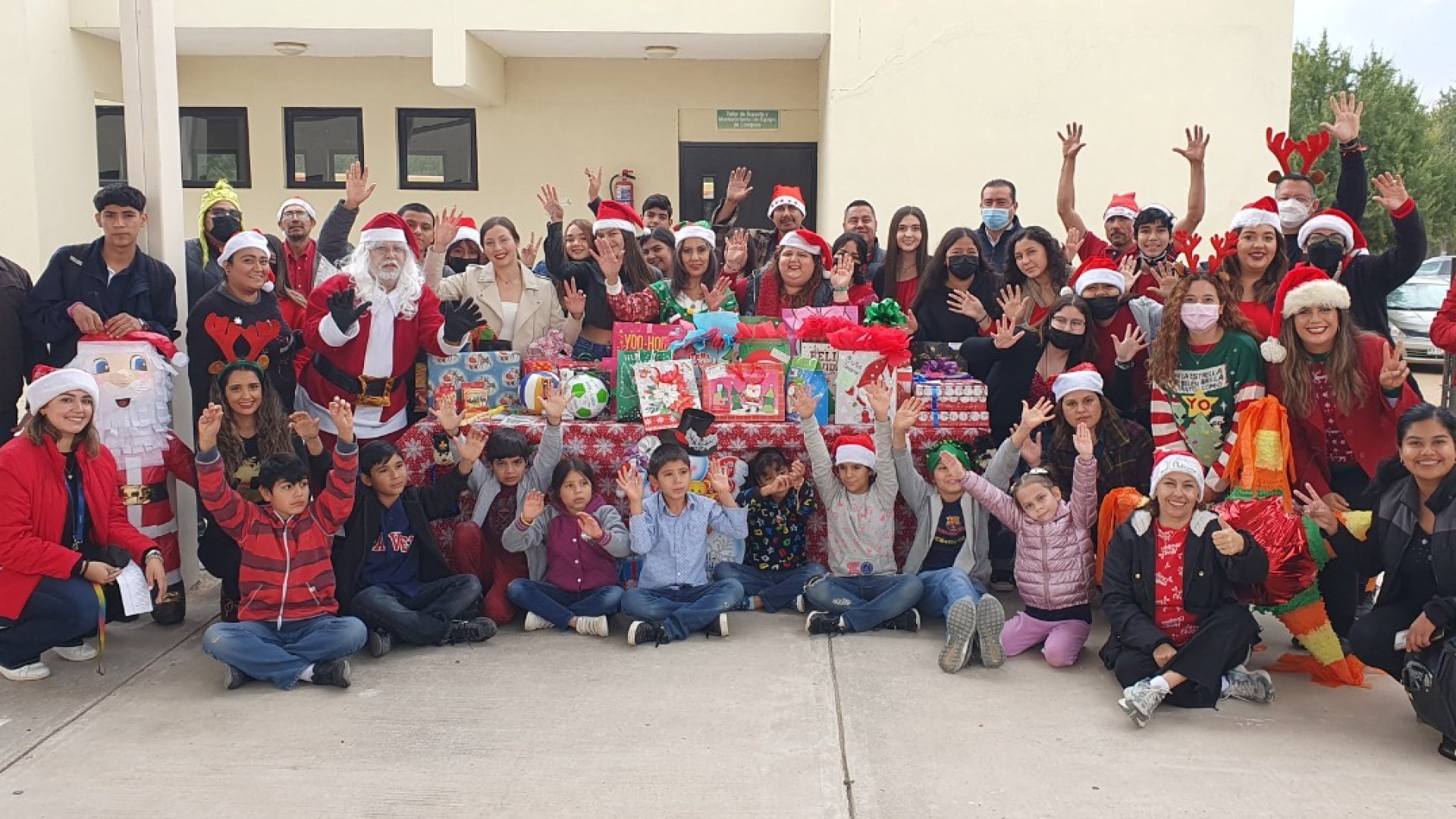 Alumnos de Cecyte Sonora llevan alegría a niñas y niños de casa hogar