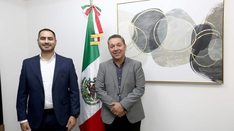 Toma protesta secretario Aarón Grageda a nuevo director general del Instituto de Becas