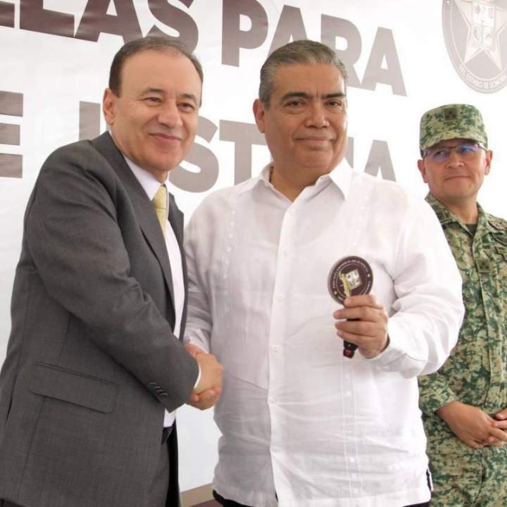Entrega gobernador Alfonso Durazo patrullas para fortalecer labor de la FGJE