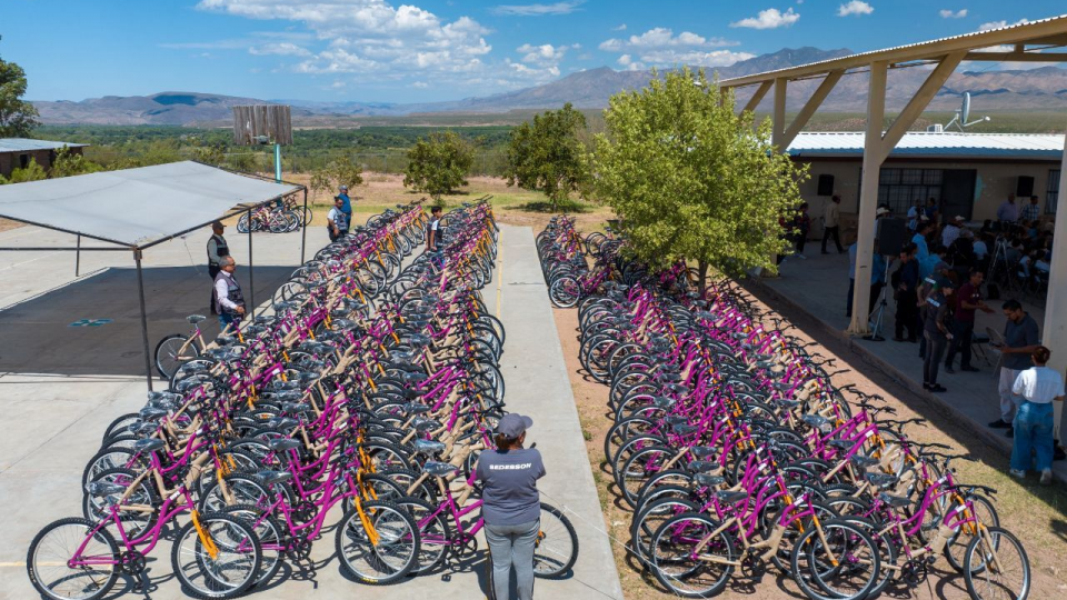 Fortalecemos el turismo y educación en la Sierra Alta, con Circuito de Rodeo y entrega de becas, tablets y bicicletas: Alfonso Durazo