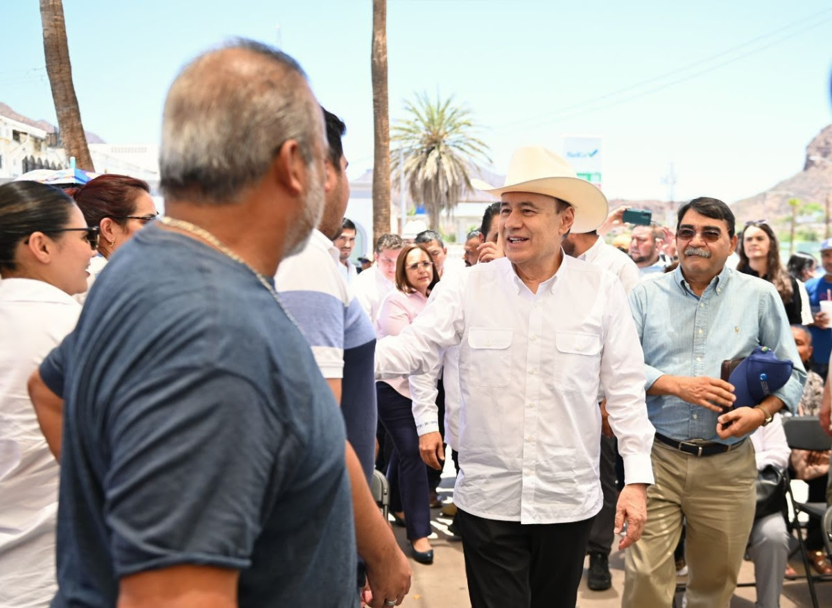 El gobernador Alfonso Durazo Montaño encabezó la coordinación interinstitucional para atender los efectos de las intensas lluvias en Sonora, garantizando la seguridad de las familias al supervisar cierres preventivos de carreteras y zonas afectadas por los acumulados, posterior a las precipitaciones.