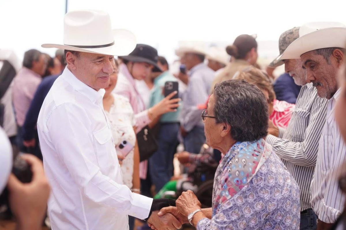 El gobernador Alfonso Durazo Montaño encabezó la coordinación interinstitucional para atender los efectos de las intensas lluvias en Sonora, garantizando la seguridad de las familias al supervisar cierres preventivos de carreteras y zonas afectadas por los acumulados, posterior a las precipitaciones.