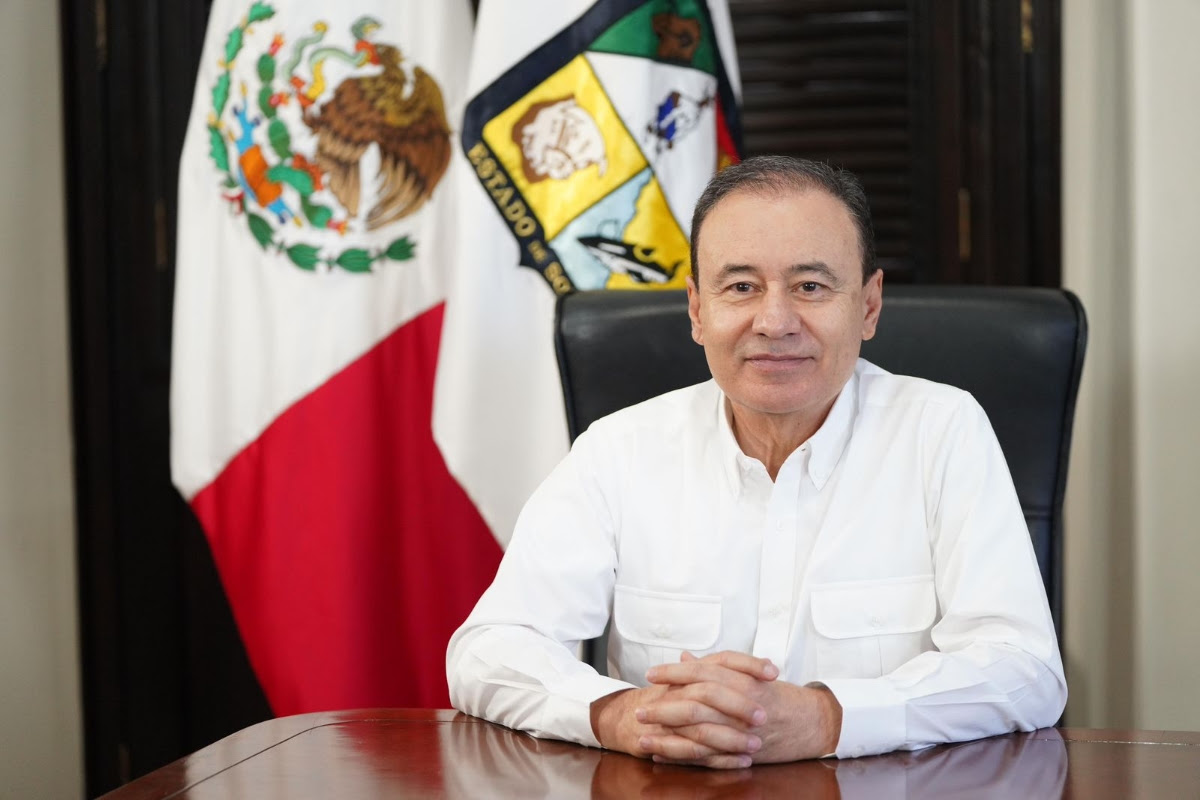 El gobernador Alfonso Durazo Montaño encabezó la coordinación interinstitucional para atender los efectos de las intensas lluvias en Sonora, garantizando la seguridad de las familias al supervisar cierres preventivos de carreteras y zonas afectadas por los acumulados, posterior a las precipitaciones.