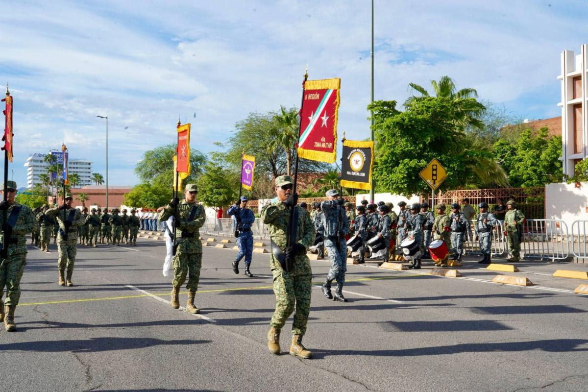 En el desfile de celebración por la Independencia de México, participaron más de mil 400 personas, entre estudiantes y elementos de las fuerzas armadas que conformaron los distintos contingentes.