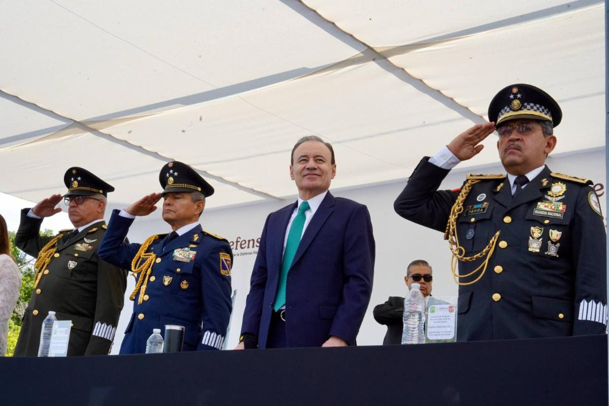 En el desfile de celebración por la Independencia de México, participaron más de mil 400 personas, entre estudiantes y elementos de las fuerzas armadas que conformaron los distintos contingentes.