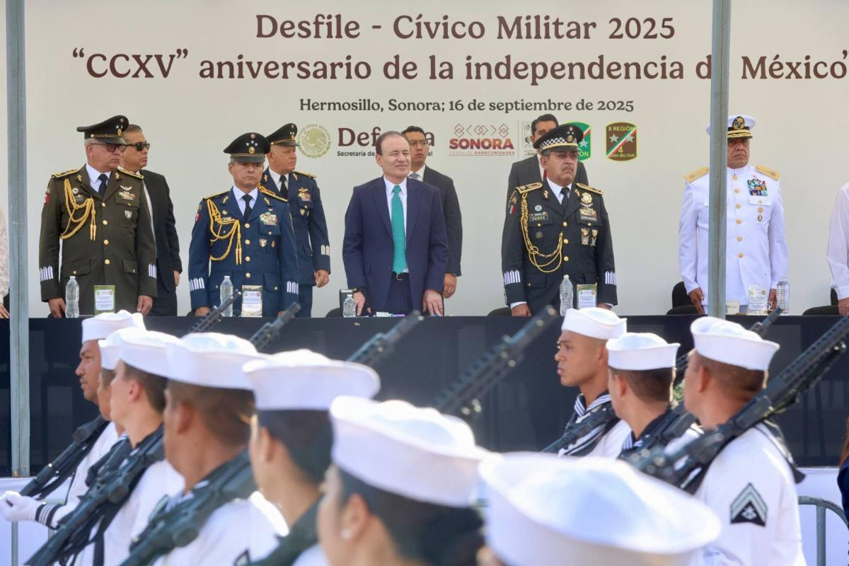 En el desfile de celebración por la Independencia de México, participaron más de mil 400 personas, entre estudiantes y elementos de las fuerzas armadas que conformaron los distintos contingentes.