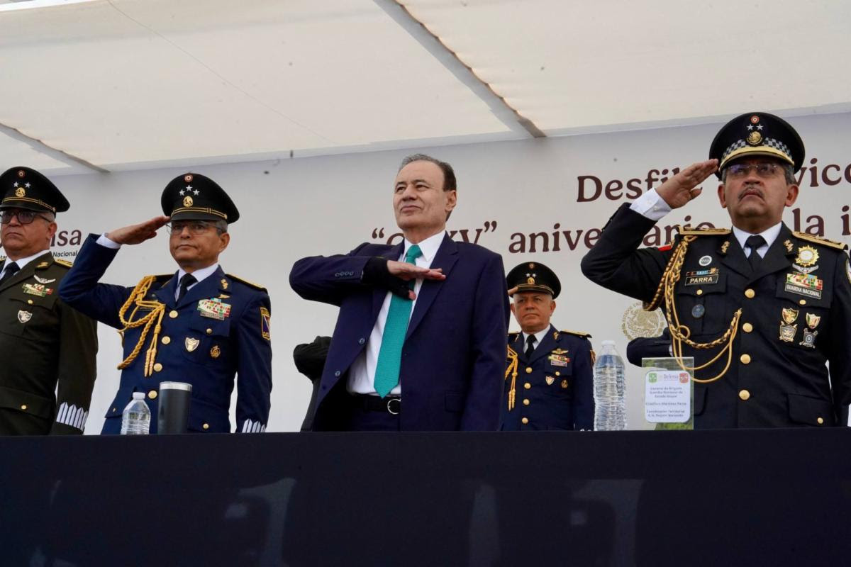En el desfile de celebración por la Independencia de México, participaron más de mil 400 personas, entre estudiantes y elementos de las fuerzas armadas que conformaron los distintos contingentes.
