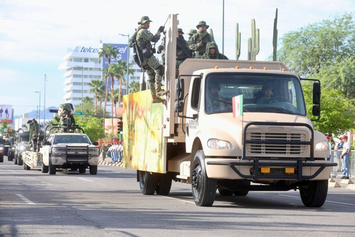 En el desfile de celebración por la Independencia de México, participaron más de mil 400 personas, entre estudiantes y elementos de las fuerzas armadas que conformaron los distintos contingentes.