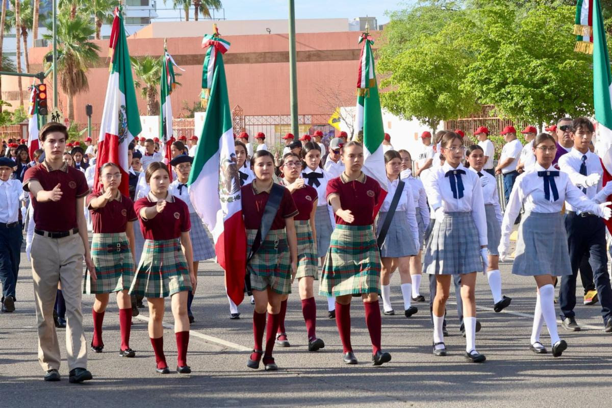 En el desfile de celebración por la Independencia de México, participaron más de mil 400 personas, entre estudiantes y elementos de las fuerzas armadas que conformaron los distintos contingentes.