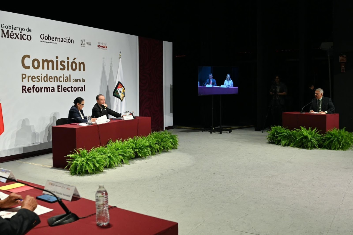 El mandatario estatal destacó que Sonora jugará un papel fundamental para la creación de la propuesta de Reforma Electoral que será presentada a la presidenta Claudia Sheinbaum, a través de consultas públicas con diversos sectores sociales, que dieron inicio en el estado con audiencias ciudadanas.