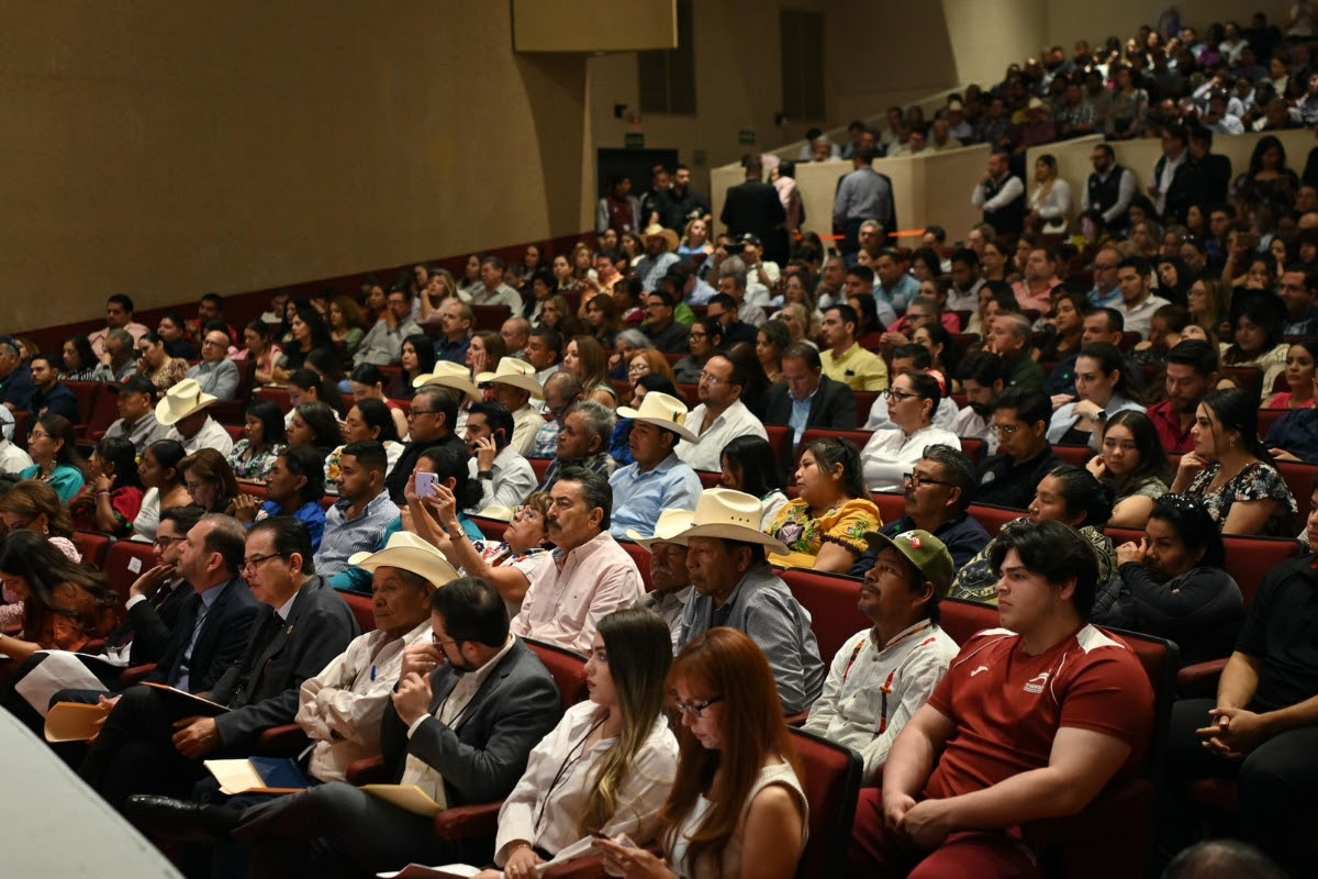 El mandatario estatal destacó que Sonora jugará un papel fundamental para la creación de la propuesta de Reforma Electoral que será presentada a la presidenta Claudia Sheinbaum, a través de consultas públicas con diversos sectores sociales, que dieron inicio en el estado con audiencias ciudadanas.