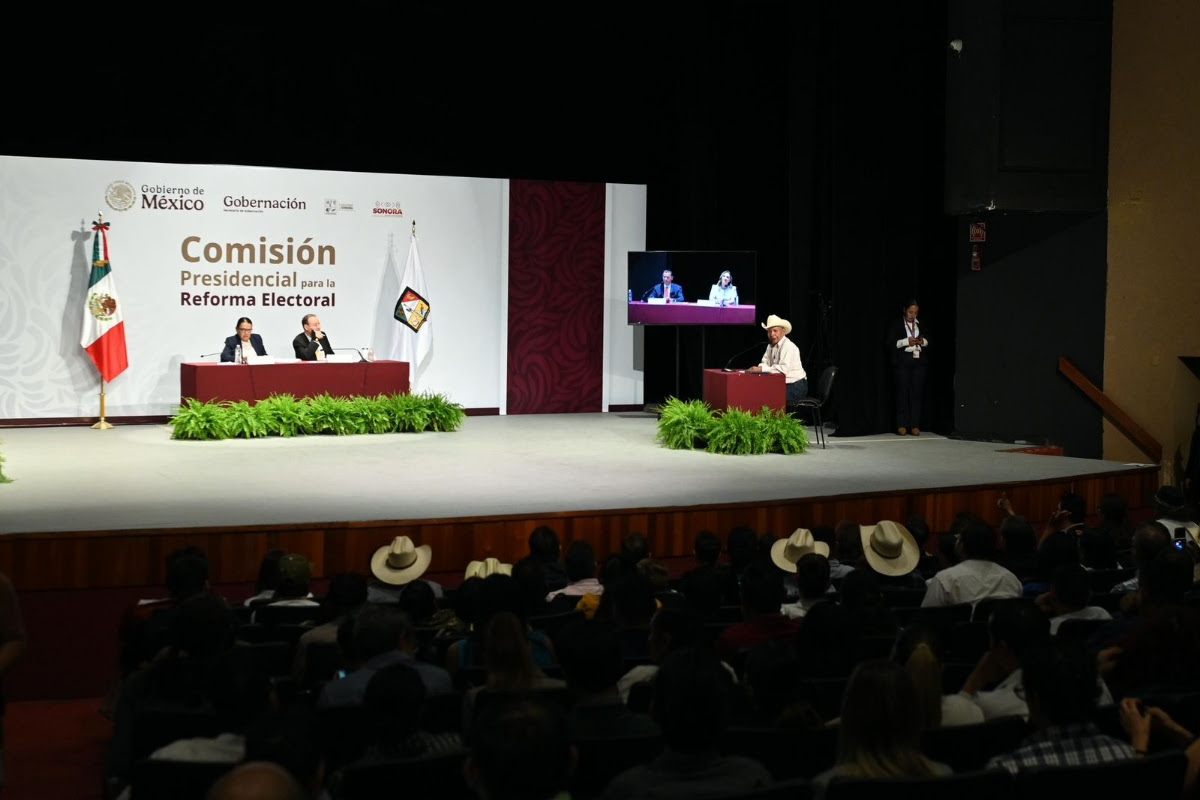 El mandatario estatal destacó que Sonora jugará un papel fundamental para la creación de la propuesta de Reforma Electoral que será presentada a la presidenta Claudia Sheinbaum, a través de consultas públicas con diversos sectores sociales, que dieron inicio en el estado con audiencias ciudadanas.