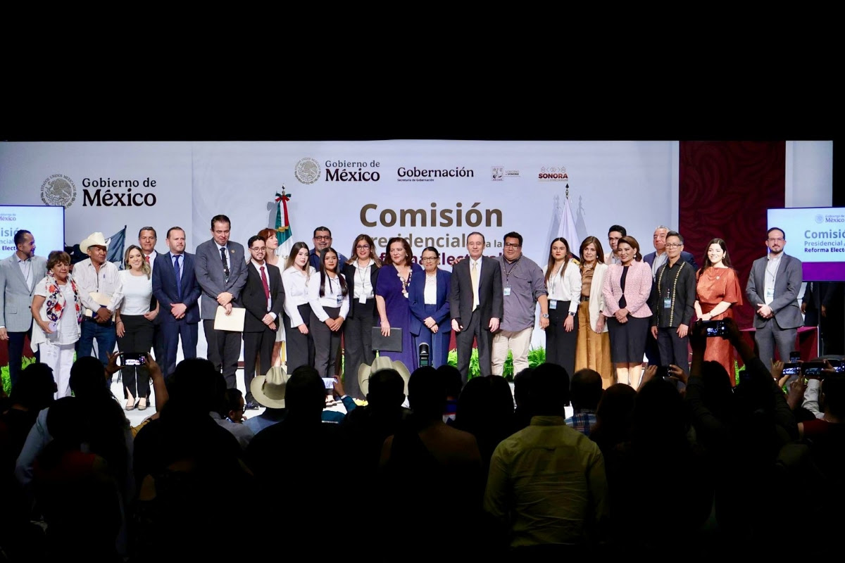 El mandatario estatal destacó que Sonora jugará un papel fundamental para la creación de la propuesta de Reforma Electoral que será presentada a la presidenta Claudia Sheinbaum, a través de consultas públicas con diversos sectores sociales, que dieron inicio en el estado con audiencias ciudadanas.