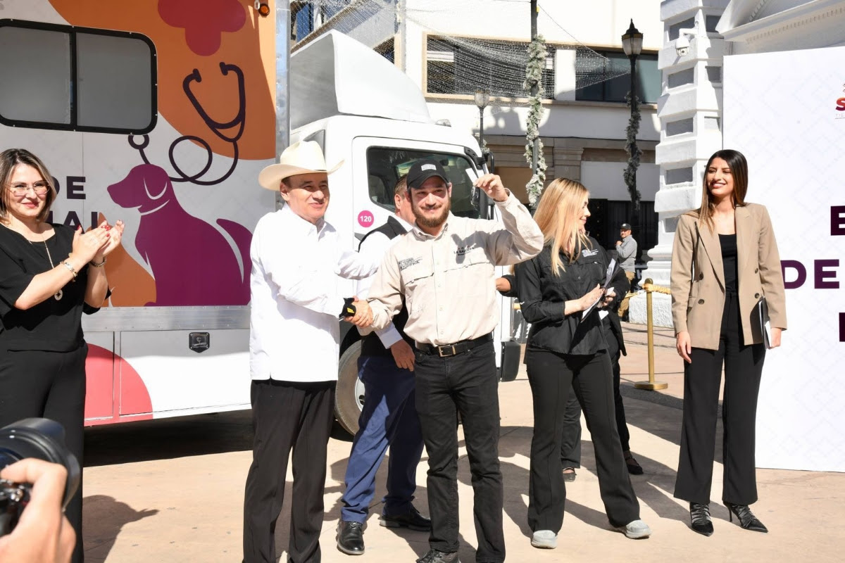  Como parte de la política ambiental y de protección animal que impulsa su administración, el gobernador Alfonso Durazo Montaño encabezó la entrega de unidades vehiculares a la Comisión de Ecología y Desarrollo Sustentable (CEDES), con el objetivo de fortalecer su capacidad operativa en beneficio del medio ambiente y el bienestar animal en Sonora.