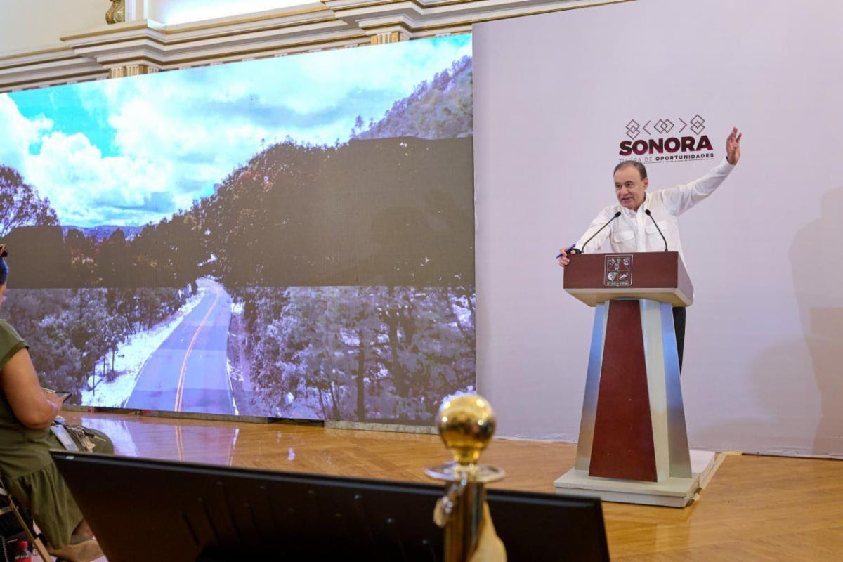 El gobernador Alfonso Durazo anunció que este 2026 continuará la modernización integral de la carretera Guaymas–Chihuahua con una inversión de 4 mil millones de pesos, fortaleciendo la conectividad, el comercio y el desarrollo económico regional en el noroeste del país.