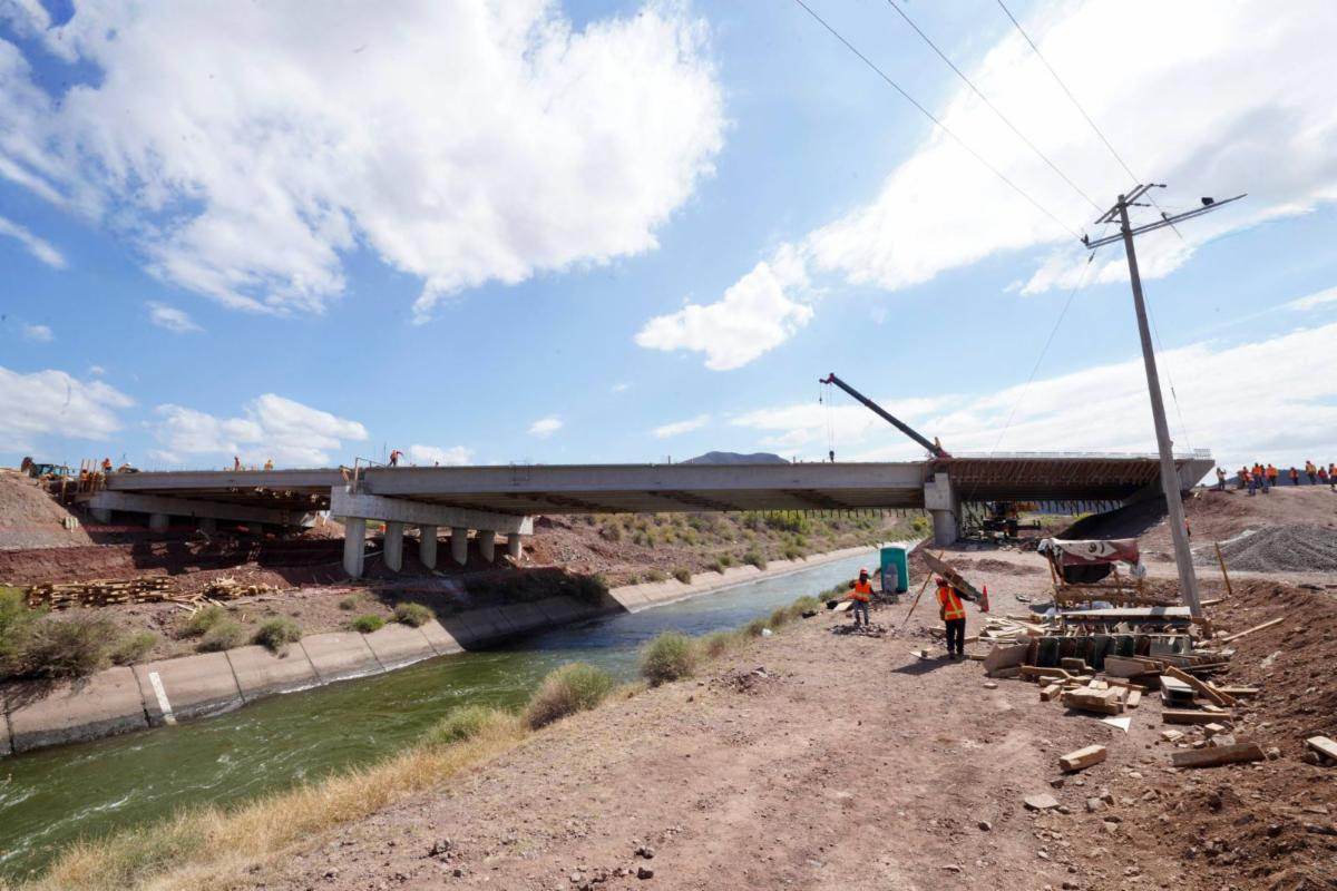 El gobernador Alfonso Durazo anunció que este 2026 continuará la modernización integral de la carretera Guaymas–Chihuahua con una inversión de 4 mil millones de pesos, fortaleciendo la conectividad, el comercio y el desarrollo económico regional en el noroeste del país.