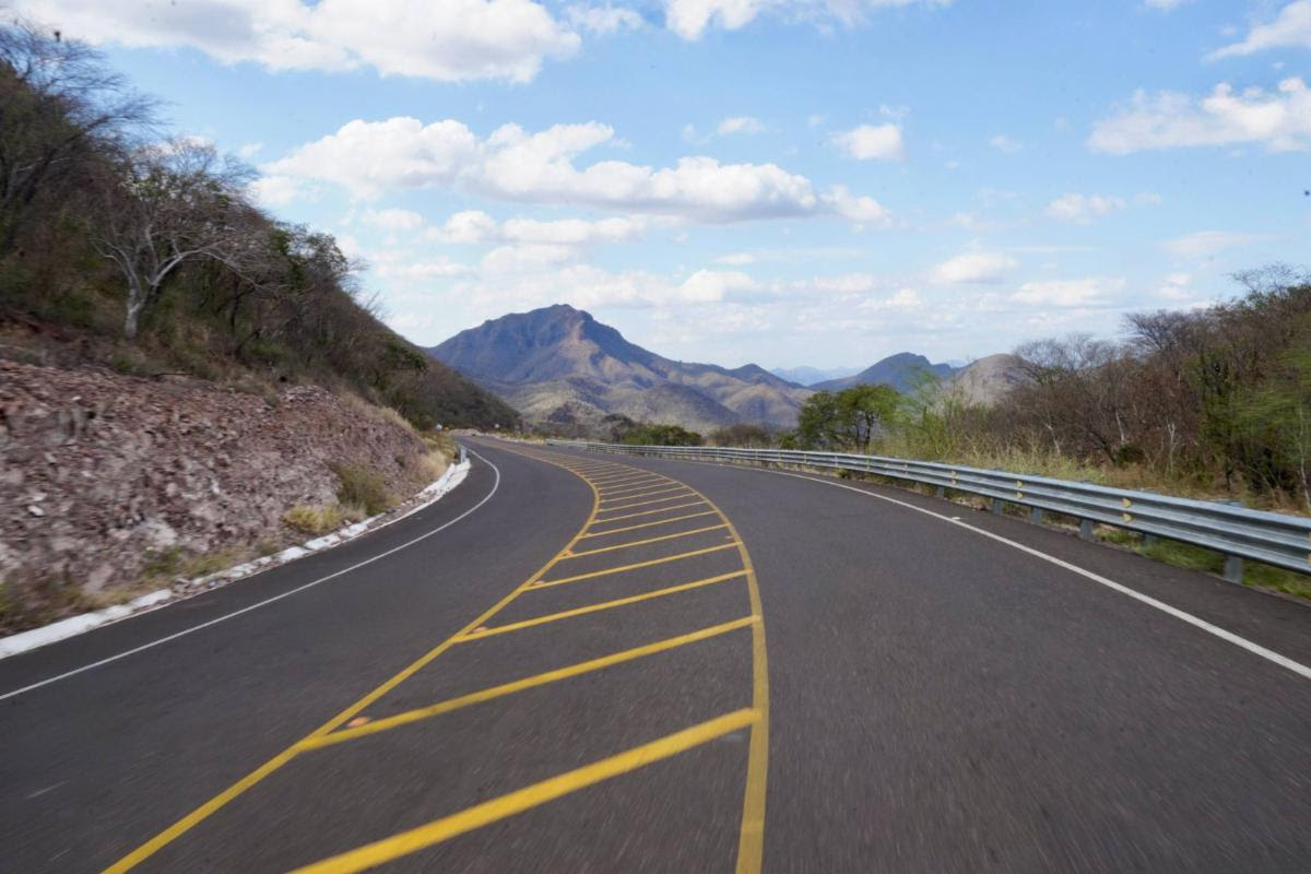 El gobernador Alfonso Durazo anunció que este 2026 continuará la modernización integral de la carretera Guaymas–Chihuahua con una inversión de 4 mil millones de pesos, fortaleciendo la conectividad, el comercio y el desarrollo económico regional en el noroeste del país.