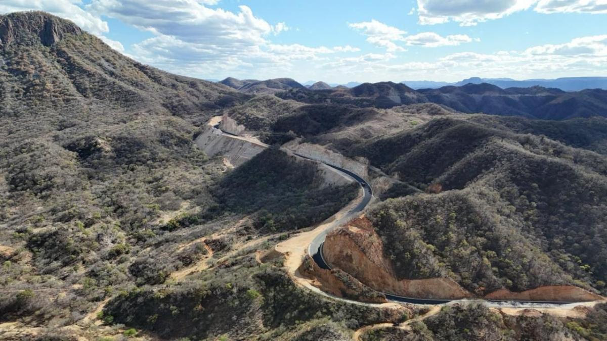 El gobernador Alfonso Durazo anunció que este 2026 continuará la modernización integral de la carretera Guaymas–Chihuahua con una inversión de 4 mil millones de pesos, fortaleciendo la conectividad, el comercio y el desarrollo económico regional en el noroeste del país.