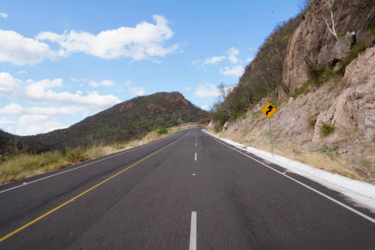 El gobernador Alfonso Durazo anunció que este 2026 continuará la modernización integral de la carretera Guaymas–Chihuahua con una inversión de 4 mil millones de pesos, fortaleciendo la conectividad, el comercio y el desarrollo económico regional en el noroeste del país.