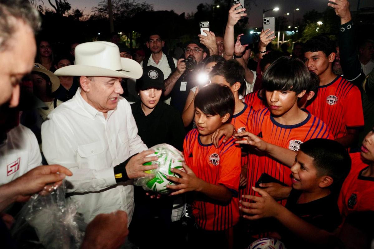 Para celebrar el primer año de rescate del Bosque Urbano La Sauceda, el mandatario estatal recorrió la trotapista, el pabellón kinético, y el estanque para lanchitas.