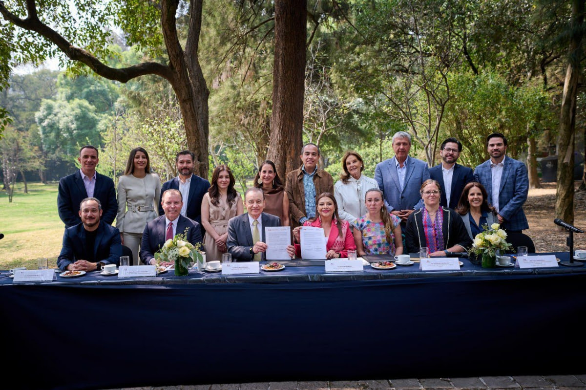 El gobernador Alfonso Durazo Montaño encabezó la firma de un convenio de colaboración con el Bosque de Chapultepec para fortalecer el desarrollo, gestión ambiental y operación del Bosque Urbano La Sauceda mediante intercambio de conocimiento, asesoría técnica y buenas prácticas.